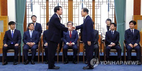 윤석열 검찰총장 전격사의(서울=연합뉴스) 윤석열 검찰총장이 4일 전격 사의를 밝혔다. 윤 총장은 이날 오후 2시 대검찰청 청사 현관 앞에서 "검찰에서 제 역할을 여기까지"라며 "오늘 총장직을 사직하려고 한다"고 밝혔다. 사진은 문재인 대통령이 2019년 7월 25일 청와대에서 윤석열 당시 신임 검찰총장에게 임명장을 수여한 뒤 악수하는 모습. [연합뉴스 자료사진] photo@yna.co.kr