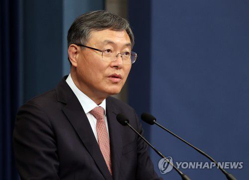 인사말 하는 신현수 전임 민정수석(서울=연합뉴스) 최재구 기자 = 문재인 대통령이 김진국 대통령비서실 민정수석비서관을 임명한 4일 신현수 전임 민정수석이 청와대 춘추관에서 인사말을 하고 있다. 2021.3.4 jjaeck9@yna.co.kr