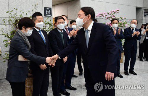 직원들과 인사하는 윤석열 총장(서울=연합뉴스) 홍해인 기자 = 윤석열 검찰총장이 4일 오후 서울 서초구 대검찰청에서 사퇴한 뒤 검찰 청사를 떠나며 직원들과 인사하고 있다. 2021.3.4 hihong@yna.co.kr