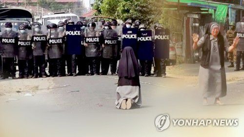 "차라리 나를 쏘세요" 무릎꿇은 수녀…무장경찰도 멈췄다 (CG)[연합뉴스TV 제공]