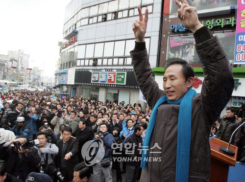 2007년 12월 3일 경기도 의정부 의정부동 중앙로에서 열린 거리유세 도중 계란을 옷에 맞은 한나라당 이명박(李明博) 대선후보가 옷에 계란이 묻은 채로 지지자들에게 손흔들어 인사하고 있다. [연합뉴스 자료사진]