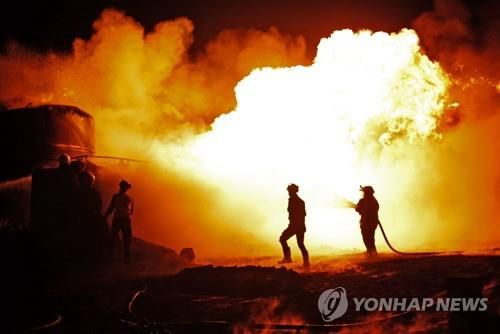 미사일 공격을 받은 시리아 북부 반군 지역의 정유시설 [AFP=연합뉴스]