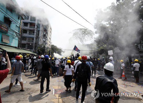 최루가스 난무하는 미얀마 반쿠데타 시위 현장[양곤 EPA=연합뉴스 자료 사진]