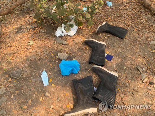 미얀마 당국이 도굴한 묘지 주변에서 발견된 물건들[만달레이<미얀마> 로이터=연합뉴스. 제3자 제공, 재판매 및 DB 금지]