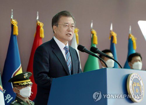 임관식서 축사하는 문재인 대통령(대전=연합뉴스) 최재구 기자 = 문재인 대통령이 5일 대전광역시 국군간호사관학교에서 열린 제61기 졸업 및 임관식에서 축사하고 있다. 2021.3.5 jjaeck9@yna.co.kr