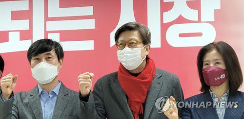 국민의힘 박형준 통합 선대위(부산=연합뉴스) 조정호 기자 = 6일 오후 부산 부산진구에 있는 국민의힘 박형준 후보 사무실에서 열린 국민의힘 부산 공동선대본부 회의에서 하태경 시당위원장(왼쪽), 박 예비후보(가운데), 김미애 의원 등이 결의를 다지고 있다. 2021.3.6 ccho@yna.co.kr