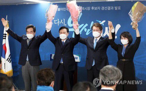 민주당 부산시장 후보에 김영춘(부산=연합뉴스) 조정호 기자 = 6일 오후 부산 연제구에 있는 더불어민주당 부산시당에서 열린 부산시장 경선후보자 경선 결과 발표대회에서 이낙연 대표(왼쪽부터)와 부산시장 후보로 선출된 김영춘 후보, 변성완 박인영 후보가 손을 들어 인사하고 있다. 2021.3.6 ccho@yna.co.kr