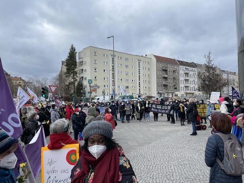(베를린=연합뉴스) 이 율 특파원 = 베를린 평화의 소녀상 앞에서 6일(현지시간) 100여명이 참가한 가운데 여성의 날 기념집회가 열렸다. 이날 집회는 현지 여성단체 코라지 여성연합과 코리아협의회가 공동주최했으며, 참가자들은 베를린시청 티어가르텐 지역사무소까지 거리행진을 벌였다.