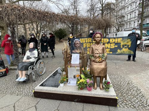 (베를린=연합뉴스) 이 율 특파원 = 베를린 평화의 소녀상 앞에서 6일(현지시간) 100여명이 참가한 가운데 여성의 날 기념집회가 열렸다. 이날 집회는 현지 여성단체 코라지 여성연합과 코리아협의회가 공동주최했으며, 참가자들은 베를린시청 티어가르텐 지역사무소까지 거리행진을 벌였다.