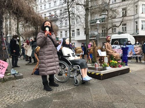 (베를린=연합뉴스) 이 율 특파원 = 베를린 평화의 소녀상 앞에서 6일(현지시간) 100여명이 참가한 가운데 여성의 날 기념집회가 열렸다. 이날 집회는 현지 여성단체 코라지 여성연합과 코리아협의회가 공동주최했으며, 참가자들은 베를린시청 티어가르텐 지역사무소까지 거리행진을 벌였다.