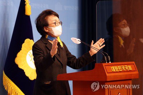 범여권 단일화 입장 발표하는 김진애(서울=연합뉴스) 진성철 기자 = 열린민주당 김진애 서울시장 후보가 28일 국회 소통관에서 범여권 후보 단일화와 관련해 입장을 밝히고 있다.  2021.2.28 zjin@yna.co.kr