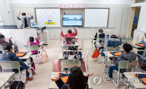 비대면 입학식도 활기차게!2021학년도 초·중·고교 신학기 첫 등교가 시작된 2일 오전 서울 강남구 포이초등학교에서 첫 등교를 한 1학년 학생들이 화상으로 열린 입학식에서 인사하고 있다. [사진공동취재단] photo@yna.co.kr