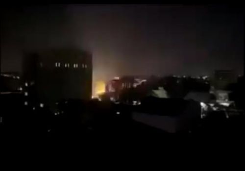 양곤 시내에서 심야에 군경의 총격이 이뤄지는 모습. [트위터 캡처. 재판매 및 DB 금지]