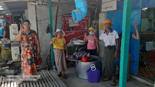 도로 변 상점 주인들이 시위대를 위해 내놓은 음료수. 2021.3.7[양곤<미얀마>=연합뉴스 이정호 통신원]