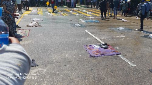 바닥에 물에 적신 남성 통치마 론지와 비닐 물주머니를 놓은 모습. 2021.3.7[양곤<미얀마>=연합뉴스 이정호 통신원]