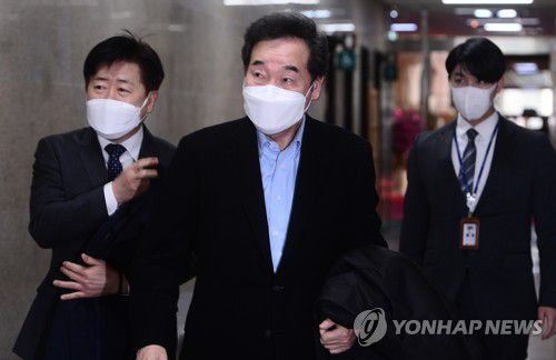 퇴임 앞둔 민주당 이낙연 대표(서울=연합뉴스) 안정원 기자 = 9일 당대표직을 내려놓는 더불어민주당 이낙연 대표가 오전 서울 여의도 국회에서 최고위원회의를 주재하기 위해 회의실로 향하고 있다.
    민주당 당헌은 당 대표나 최고위원이 대선에 출마하려면 대선일 1년 전까지 사퇴하도록 규정하고 있다. 2021.3.9 jeong@yna.co.kr