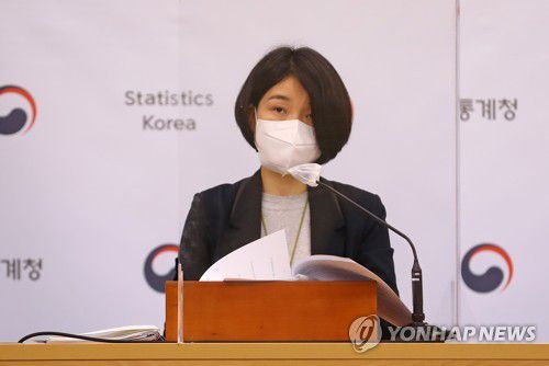 지난해 사교육비 조사결과 발표(세종=연합뉴스) 김준범 기자 = 9일 오전 세종시 정부세종청사에서 임경은 통계청 과장이 2020년 초중고 사교육비 조사결과를 설명하고 있다. 2021.3.9 psykims@yna.co.kr