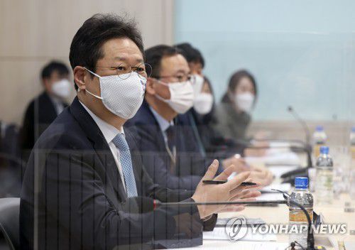 음악단체 단체장들과 간담회 하는 황희 장관(서울=연합뉴스) 황희 문화체육관광부 장관이 9일 서울 용산구 문체부 저작권보호과 서울사무소 회의실에서 열린 음악업계 소통 간담회에서 7개 음악단체 단체장들과 대화하고 있다. 2021.3.9 
    [문화체육관광부 제공. 재판매 및 DB 금지] photo@yna.co.kr