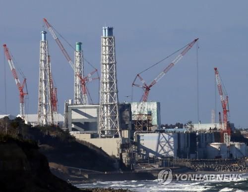 최악의 사고 발생 10년 맞이하는 후쿠시마 제1원전 (후쿠시마=연합뉴스) 이세원 특파원 = 최악의 등급으로 기록된 원전 사고 발생 10년을 앞둔 지난 3일 오후 후쿠시마 제1원전에 폐로 준비작업을 위한 크레인이 여러 개 설치돼 있다. 10년 전 사고 때 수소폭발로 앙상한 철근을 노출했던 원전 건물은 커버로 상흔을 감췄다.