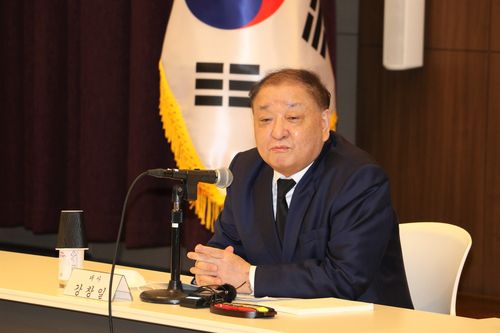 기자간담회 하는 강창일 일본 주재 한국대사(도쿄=연합뉴스) 강창일 일본 주재 한국대사는 10일 도쿄 한국대사관에서 기자간담회를 갖고 "동일본대지진으로 희생된 모든 분들과 유족께 애도와 위로를 전한다"고 밝혔다. [주일 한국대사관 제공. 재판매 및 DB 금지] 2021.3.10