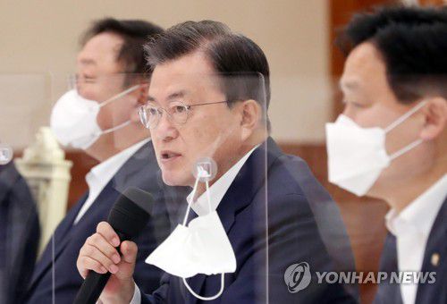 발언하는 문 대통령(서울=연합뉴스) 이진욱 기자 = 문재인 대통령이 10일 청와대에서 열린 더불어민주당 원내대표단 초청 간담회에 참석해 발언하고 있다. cityboy@yna.co.kr