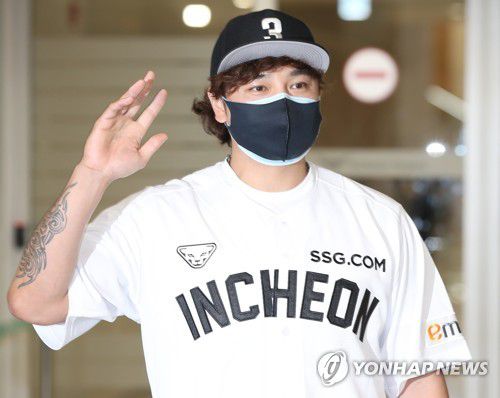 추신수 '텍사스에서 인천으로'(영종도=연합뉴스) 김도훈 기자 = 미국프로야구 메이저리그(MLB) 텍사스 레인저스 구단에서 활약하다 신세계이마트 야구단에 입단한 추신수가 25일 인천국제공항 제2터미널을 통해 귀국해 임시 팀 유니폼을 입은 뒤 취재진을 향해 포즈를 취하고 있다. 2021.2.25 superdoo82@yna.co.kr