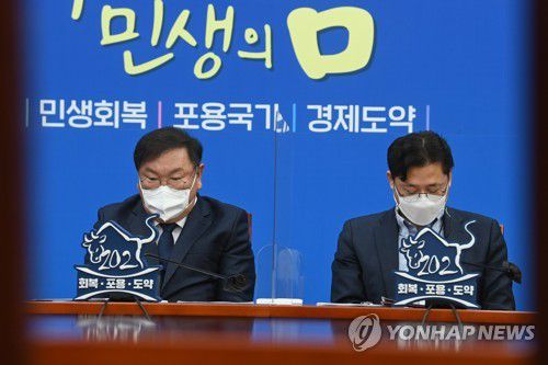 정책조정회의 참석자 발언 듣는 김태년과 홍익표(서울=연합뉴스) 하사헌 기자 = 더불어민주당 김태년 당대표 직무대행과 홍익표 정책위의장이 11일 오전 국회에서 열린 정책조정회의에서 참석자 발언을 듣고 있다. 2021.3.11 toadboy@yna.co.kr