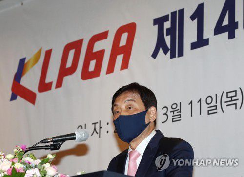 김정태 하나금융그룹 회장, KLPGA 신임 회장 취임(서울=연합뉴스) 이재희 기자 = 한국여자프로골프협회(KLPGA) 제14대 회장으로 취임한 김정태 하나금융그룹 회장이 11일 오후 서울 강남구 그랜드인터컨티넨탈서울파르나스 호텔에서 열린 기자회견에서 인사말을 하고 있다. 2021.3.11 scape@yna.co.kr