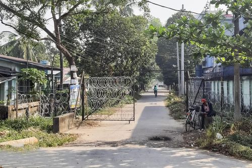 철조망이 마을 입구에 설치된 모습. 2021.3.11[양곤<미얀마>=연합뉴스 이정호 통신원]