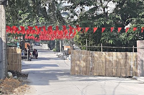 양곤의 한 마을 입구. NLD를 상징하는 깃발과 야간 차단용 대나무 울타리. 2021.3.11.
[양곤<미얀마>=연합뉴스 이정호 통신원]