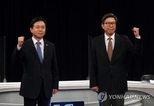 기념촬영하는 김영춘 박형준(부산=연합뉴스) 조정호 기자 = 12일 부산 KBS에서 열린 부산시장 보궐선거 방송토론회 녹화방송에 앞서 더불어민주당 김영춘 후보(왼쪽)와 국민의힘 박형준 후보가 취재진을 향해 기념 촬영을 하고 있다. 2021.3.12 ccho@yna.co.kr