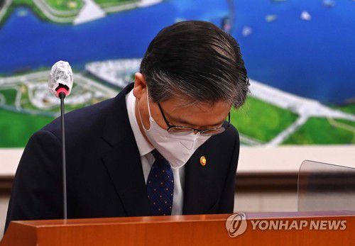 인사하는 변창흠 국토교통부 장관(서울=연합뉴스) 하사헌 기자 = 변창흠 국토교통부 장관이 12일 국회에서 열린 국토교통위원회 전체회의에서 인사하고 있다. 2021.3.12 toadboy@yna.co.kr