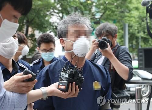 작년 6월 영장실질심사 당시 이강세 대표[연합뉴스 자료사진]