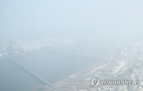 미세먼지로 뿌연 하늘(서울=연합뉴스) 이재희 기자 = 수도권 지역 미세먼지 농도가 '나쁨' 수준을 보인 14일 오전 서울의 한 고층빌딩에서 바라본 도심이 뿌옇다. 2021.3.14 scape@yna.co.kr