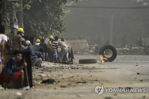 14일 전쟁터 같은 양곤의 시위 현장[EPA=연합뉴스]
