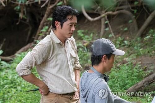 영화 '미나리' 촬영 현장의 정이삭 감독(오른쪽)과 배우 스티븐 연[판씨네마 제공. 재판매 및 DB 금지]