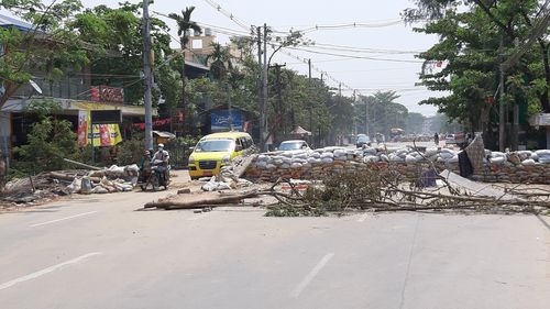 양곤 시내 도로에 시위대가 쌓아놓은 바리케이드. 2021.3.15[양곤=연합뉴스 이정호 통신원]