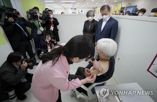 백신 접종 지켜보는 문재인 대통령문재인 대통령이 지난 2월 26일 서울 마포구보건소를 방문, 재활시설 종사자인 김윤태 의사(푸르메 넥슨어린이 재활병원)가 아스트라제네카(AZ) 백신을 접종받는 모습을 지켜보고 있다. [연합뉴스 자료사진]