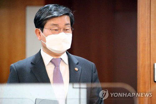 LH 투기의혹 수사 관련 긴급회의 참석하는 전해철 장관[연합뉴스 자료사진]