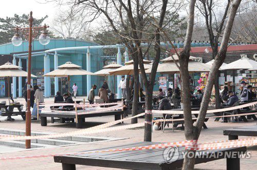 붐비는 공원(서울=연합뉴스) 한상균 기자 = 주말인 14일 마포구 월드컵공원이 시민들로 붐비고 있다. 2021.3.14 xyz@yna.co.kr