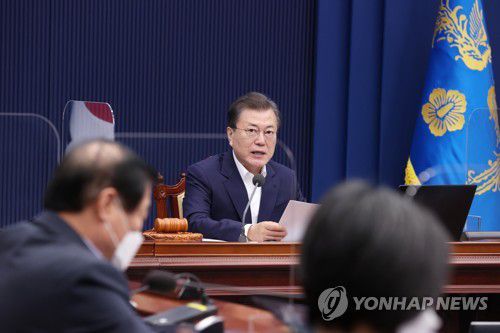 발언하는 문 대통령(서울=연합뉴스) 이진욱 기자 = 문재인 대통령이 16일 오전 청와대에서 열린 국무회의에서 발언하고 있다. cityboy@yna.co.kr