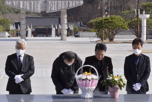 5·18묘지 참배하는 前 공수부대원[5·18민주화운동진상규명조사위원회 제공. 재판매 및 DB 금지]