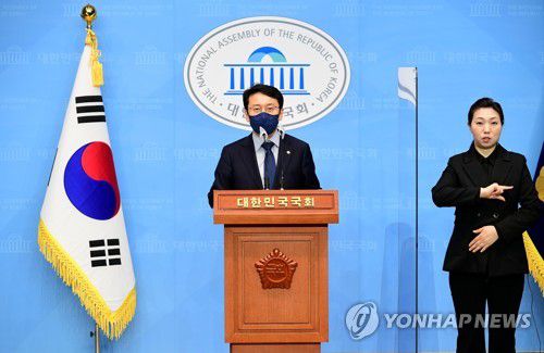 민주당 천준호 의원 기자회견더불어민주당 박영선 서울시장 후보의 비서실장인 더불어민주당 천준호 의원이 지난 16일 서울 여의도 국회 소통관에서 국민의힘 오세훈 서울시장 후보의 ‘땅 투기 의혹’과 관련해 "오세훈 후보는 거짓 해명에 대해 서울시민에 사죄하십시오" 제목의 기자회견문을 발표하고 있다. [연합뉴스 자료사진]