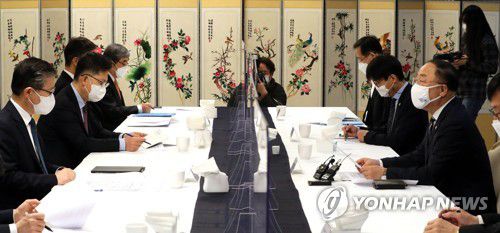 부동산시장 점검 관계장관회의 주재하는 홍남기 경제부총리(서울=연합뉴스) 백승렬 기자 = 홍남기 경제부총리가 17일 정부서울청사에서 열린 제17차 부동산시장 점검 관계장관회의를 주재하고 있다. srbaek@yna.co.kr