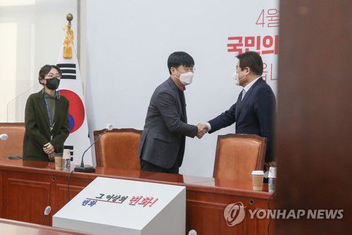 비공개로 열린 오세훈-안철수 단일화 실무협상(서울=연합뉴스) 안정원 기자 = 국민의힘 정양석 사무총장(오른쪽)과 국민의당 이태규 사무총장이 17일 국회에서 비공개로 열린 오세훈-안철수 서울시장 후보 단일화 실무협상에서 악수하고 있다. 2021.3.17 jeong@yna.co.kr