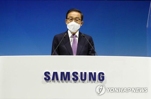 발언하는 김기남 삼성전자 대표이사 부회장(서울=연합뉴스) 홍기원 기자 = 김기남 삼성전자 대표이사 부회장이 17일 오전 경기도 수원시 영통구 수원컨벤션센터에서 열린 제52기 삼성전자 정기주주총회에서 발언하고 있다. xanadu@yna.co.kr