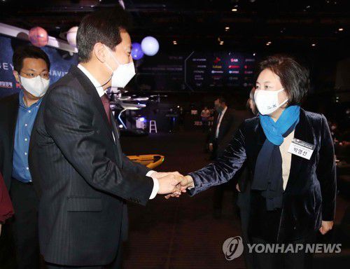 인사하는 국민의힘 오세훈 서울시장 후보와 더불어민주당 박영선 서울시장 후보(서울=연합뉴스) 17일 오전 서울 중구 신라호텔에서 열린 매일경제 창간 55주년 제30차 국민보고대회에서 국민의힘 오세훈 서울시장후보(왼쪽)와 더불어민주당 박영선 서울시장 후보가 인사하고 있다. 2021. 3. 17  [국회사진기자단] jeong@yna.co.kr