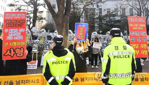 정인이 양부모 4차 공판, 시위하는 시민들(서울=연합뉴스) 홍해인 기자 = 16개월 된 입양 딸 정인 양을 학대해 숨지게 한 혐의를 받는 양부모의 4차 공판이 열린 17일 오후 서울 양천구 남부지방법원 앞에서 시민들이 팻말 시위를 벌이고 있다. 2021.3.17 hihong@yna.co.kr