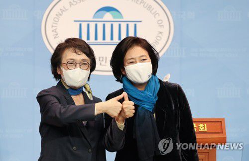 박영선, 여권 서울시장 단일후보로…김진애에 승리(서울=연합뉴스) 진성철 기자 = 더불어민주당 박영선 서울시장 후보(오른쪽)가 17일 국회 소통관에서 열린민주당 김진애 후보와의 단일화 경선에서 승리한 뒤 함께 엄지 손가락을 들어보이고 있다.  2021.3.17 zjin@yna.co.kr