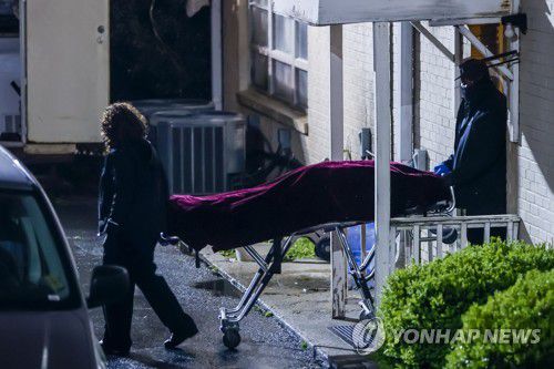 '애틀랜타 연쇄 총격사건' 희생자 시신 옮기는 미 검시관[EPA=연합뉴스]